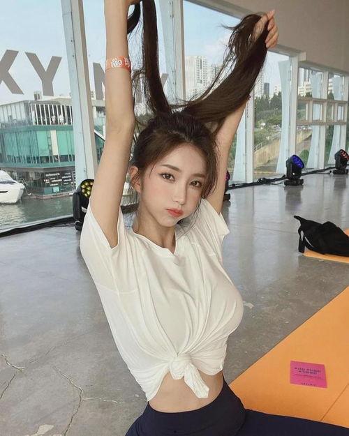 长发及腰网红,揭秘长发及腰网红的独特魅力