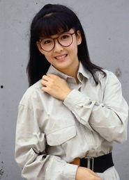 周慧敏整容前的照片,素颜下的美丽与蜕变